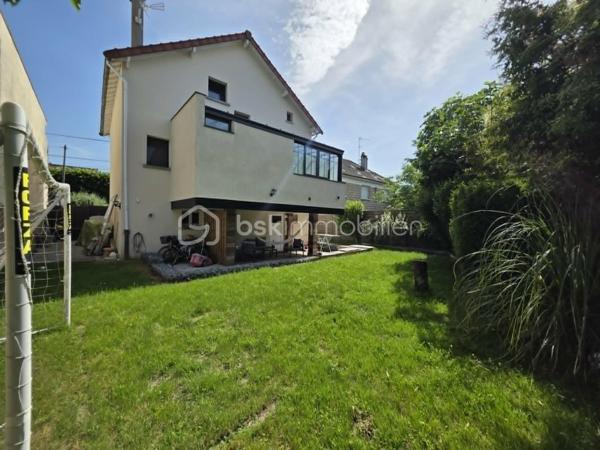 Située dans un quartier recherché, à proximité des écoles, des commerces et des bords de Marne, cette belle maison familiale INDIVIDUELLE de 133,40 m² habitables saura vous séduire par sa luminosité, ses volumes généreux et la qualité de ses prestations.

Édifiée sur un sous-sol total semi-enterré, elle offre un grand garage, une buanderie, un bureau, une salle d'eau ainsi qu'un WC.

Au rez-de-chaussée surélevé, vous découvrirez une superbe pièce de vie traversante et baignée de lumière de 41 m², ouverte sur une cuisine aménagée et équipée SoCoo'c de plus de 15 m². Une agréable suite parentale avec dressing, salle d'eau et WC complète ce niveau.

À l'étage, un vaste palier en mezzanine de 10,50 m² offre un espace idéal pour un bureau ou un coin détente. Vous y trouverez également 3 belles chambres, une salle de bains avec douche et baignoire ainsi qu'un WC indépendant.

À l'extérieur, le charme opère immédiatement avec ses deux terrasses aménagées, ses espaces de détente, son jardin verdoyant et parfaitement entretenu, offrant un cadre idéal pour profiter pleinement des beaux jours en famille ou entre amis.

Les atouts de cette maison :

Cuisine SoCoo'c (2019)
Chaudière à condensation (2019)
Fenêtres et portes remplacées en 2019
Portail et portillon motorisés
Volets roulants électriques
Électricité, plomberie et isolation refaites
Véranda et poêle à bois installés en 2019
Adoucisseur d'eau (2022)
Ravalement et climatisation réversible récents 3 ans et demi

Excellent classement énergétique : DPE C.

Une maison clé en main, parfaitement entretenue, où vous n'aurez plus qu'à poser vos valises.
