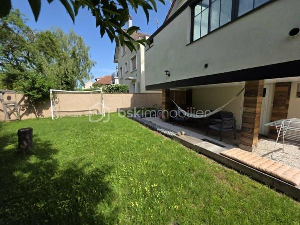 Située dans un quartier recherché, à proximité des écoles, des commerces et des bords de Marne, cette belle maison familiale INDIVIDUELLE de 133,40 m² habitables saura vous séduire par sa luminosité, ses volumes généreux et la qualité de ses prestations.

Édifiée sur un sous-sol total semi-enterré, elle offre un grand garage, une buanderie, un bureau, une salle d'eau ainsi qu'un WC.

Au rez-de-chaussée surélevé, vous découvrirez une superbe pièce de vie traversante et baignée de lumière de 41 m², ouverte sur une cuisine aménagée et équipée SoCoo'c de plus de 15 m². Une agréable suite parentale avec dressing, salle d'eau et WC complète ce niveau.

À l'étage, un vaste palier en mezzanine de 10,50 m² offre un espace idéal pour un bureau ou un coin détente. Vous y trouverez également 3 belles chambres, une salle de bains avec douche et baignoire ainsi qu'un WC indépendant.

À l'extérieur, le charme opère immédiatement avec ses deux terrasses aménagées, ses espaces de détente, son jardin verdoyant et parfaitement entretenu, offrant un cadre idéal pour profiter pleinement des beaux jours en famille ou entre amis.

Les atouts de cette maison :

Cuisine SoCoo'c (2019)
Chaudière à condensation (2019)
Fenêtres et portes remplacées en 2019
Portail et portillon motorisés
Volets roulants électriques
Électricité, plomberie et isolation refaites
Véranda et poêle à bois installés en 2019
Adoucisseur d'eau (2022)
Ravalement et climatisation réversible récents 3 ans et demi

Excellent classement énergétique : DPE C.

Une maison clé en main, parfaitement entretenue, où vous n'aurez plus qu'à poser vos valises.