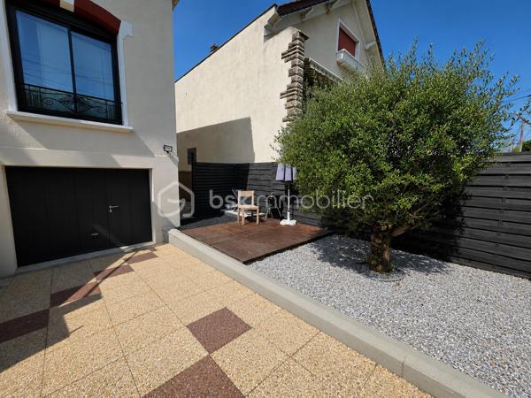 Située dans un quartier recherché, à proximité des écoles, des commerces et des bords de Marne, cette belle maison familiale INDIVIDUELLE de 133,40 m² habitables saura vous séduire par sa luminosité, ses volumes généreux et la qualité de ses prestations.

Édifiée sur un sous-sol total semi-enterré, elle offre un grand garage, une buanderie, un bureau, une salle d'eau ainsi qu'un WC.

Au rez-de-chaussée surélevé, vous découvrirez une superbe pièce de vie traversante et baignée de lumière de 41 m², ouverte sur une cuisine aménagée et équipée SoCoo'c de plus de 15 m². Une agréable suite parentale avec dressing, salle d'eau et WC complète ce niveau.

À l'étage, un vaste palier en mezzanine de 10,50 m² offre un espace idéal pour un bureau ou un coin détente. Vous y trouverez également 3 belles chambres, une salle de bains avec douche et baignoire ainsi qu'un WC indépendant.

À l'extérieur, le charme opère immédiatement avec ses deux terrasses aménagées, ses espaces de détente, son jardin verdoyant et parfaitement entretenu, offrant un cadre idéal pour profiter pleinement des beaux jours en famille ou entre amis.

Les atouts de cette maison :

Cuisine SoCoo'c (2019)
Chaudière à condensation (2019)
Fenêtres et portes remplacées en 2019
Portail et portillon motorisés
Volets roulants électriques
Électricité, plomberie et isolation refaites
Véranda et poêle à bois installés en 2019
Adoucisseur d'eau (2022)
Ravalement et climatisation réversible récents 3 ans et demi

Excellent classement énergétique : DPE C.

Une maison clé en main, parfaitement entretenue, où vous n'aurez plus qu'à poser vos valises.