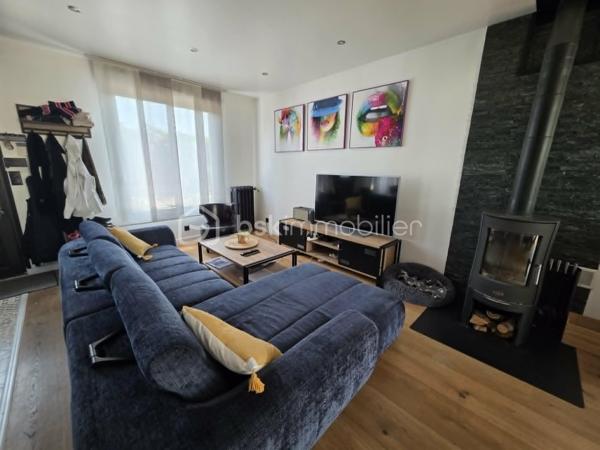 Située dans un quartier recherché, à proximité des écoles, des commerces et des bords de Marne, cette belle maison familiale INDIVIDUELLE de 133,40 m² habitables saura vous séduire par sa luminosité, ses volumes généreux et la qualité de ses prestations.

Édifiée sur un sous-sol total semi-enterré, elle offre un grand garage, une buanderie, un bureau, une salle d'eau ainsi qu'un WC.

Au rez-de-chaussée surélevé, vous découvrirez une superbe pièce de vie traversante et baignée de lumière de 41 m², ouverte sur une cuisine aménagée et équipée SoCoo'c de plus de 15 m². Une agréable suite parentale avec dressing, salle d'eau et WC complète ce niveau.

À l'étage, un vaste palier en mezzanine de 10,50 m² offre un espace idéal pour un bureau ou un coin détente. Vous y trouverez également 3 belles chambres, une salle de bains avec douche et baignoire ainsi qu'un WC indépendant.

À l'extérieur, le charme opère immédiatement avec ses deux terrasses aménagées, ses espaces de détente, son jardin verdoyant et parfaitement entretenu, offrant un cadre idéal pour profiter pleinement des beaux jours en famille ou entre amis.

Les atouts de cette maison :

Cuisine SoCoo'c (2019)
Chaudière à condensation (2019)
Fenêtres et portes remplacées en 2019
Portail et portillon motorisés
Volets roulants électriques
Électricité, plomberie et isolation refaites
Véranda et poêle à bois installés en 2019
Adoucisseur d'eau (2022)
Ravalement et climatisation réversible récents 3 ans et demi

Excellent classement énergétique : DPE C.

Une maison clé en main, parfaitement entretenue, où vous n'aurez plus qu'à poser vos valises.