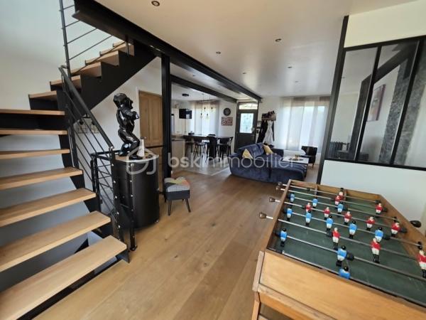 Située dans un quartier recherché, à proximité des écoles, des commerces et des bords de Marne, cette belle maison familiale INDIVIDUELLE de 133,40 m² habitables saura vous séduire par sa luminosité, ses volumes généreux et la qualité de ses prestations.

Édifiée sur un sous-sol total semi-enterré, elle offre un grand garage, une buanderie, un bureau, une salle d'eau ainsi qu'un WC.

Au rez-de-chaussée surélevé, vous découvrirez une superbe pièce de vie traversante et baignée de lumière de 41 m², ouverte sur une cuisine aménagée et équipée SoCoo'c de plus de 15 m². Une agréable suite parentale avec dressing, salle d'eau et WC complète ce niveau.

À l'étage, un vaste palier en mezzanine de 10,50 m² offre un espace idéal pour un bureau ou un coin détente. Vous y trouverez également 3 belles chambres, une salle de bains avec douche et baignoire ainsi qu'un WC indépendant.

À l'extérieur, le charme opère immédiatement avec ses deux terrasses aménagées, ses espaces de détente, son jardin verdoyant et parfaitement entretenu, offrant un cadre idéal pour profiter pleinement des beaux jours en famille ou entre amis.

Les atouts de cette maison :

Cuisine SoCoo'c (2019)
Chaudière à condensation (2019)
Fenêtres et portes remplacées en 2019
Portail et portillon motorisés
Volets roulants électriques
Électricité, plomberie et isolation refaites
Véranda et poêle à bois installés en 2019
Adoucisseur d'eau (2022)
Ravalement et climatisation réversible récents 3 ans et demi

Excellent classement énergétique : DPE C.

Une maison clé en main, parfaitement entretenue, où vous n'aurez plus qu'à poser vos valises.