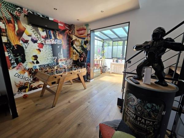 Située dans un quartier recherché, à proximité des écoles, des commerces et des bords de Marne, cette belle maison familiale INDIVIDUELLE de 133,40 m² habitables saura vous séduire par sa luminosité, ses volumes généreux et la qualité de ses prestations.

Édifiée sur un sous-sol total semi-enterré, elle offre un grand garage, une buanderie, un bureau, une salle d'eau ainsi qu'un WC.

Au rez-de-chaussée surélevé, vous découvrirez une superbe pièce de vie traversante et baignée de lumière de 41 m², ouverte sur une cuisine aménagée et équipée SoCoo'c de plus de 15 m². Une agréable suite parentale avec dressing, salle d'eau et WC complète ce niveau.

À l'étage, un vaste palier en mezzanine de 10,50 m² offre un espace idéal pour un bureau ou un coin détente. Vous y trouverez également 3 belles chambres, une salle de bains avec douche et baignoire ainsi qu'un WC indépendant.

À l'extérieur, le charme opère immédiatement avec ses deux terrasses aménagées, ses espaces de détente, son jardin verdoyant et parfaitement entretenu, offrant un cadre idéal pour profiter pleinement des beaux jours en famille ou entre amis.

Les atouts de cette maison :

Cuisine SoCoo'c (2019)
Chaudière à condensation (2019)
Fenêtres et portes remplacées en 2019
Portail et portillon motorisés
Volets roulants électriques
Électricité, plomberie et isolation refaites
Véranda et poêle à bois installés en 2019
Adoucisseur d'eau (2022)
Ravalement et climatisation réversible récents 3 ans et demi

Excellent classement énergétique : DPE C.

Une maison clé en main, parfaitement entretenue, où vous n'aurez plus qu'à poser vos valises.