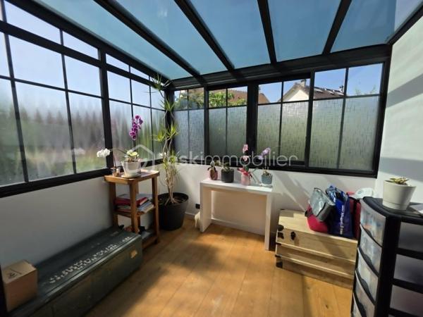 Située dans un quartier recherché, à proximité des écoles, des commerces et des bords de Marne, cette belle maison familiale INDIVIDUELLE de 133,40 m² habitables saura vous séduire par sa luminosité, ses volumes généreux et la qualité de ses prestations.

Édifiée sur un sous-sol total semi-enterré, elle offre un grand garage, une buanderie, un bureau, une salle d'eau ainsi qu'un WC.

Au rez-de-chaussée surélevé, vous découvrirez une superbe pièce de vie traversante et baignée de lumière de 41 m², ouverte sur une cuisine aménagée et équipée SoCoo'c de plus de 15 m². Une agréable suite parentale avec dressing, salle d'eau et WC complète ce niveau.

À l'étage, un vaste palier en mezzanine de 10,50 m² offre un espace idéal pour un bureau ou un coin détente. Vous y trouverez également 3 belles chambres, une salle de bains avec douche et baignoire ainsi qu'un WC indépendant.

À l'extérieur, le charme opère immédiatement avec ses deux terrasses aménagées, ses espaces de détente, son jardin verdoyant et parfaitement entretenu, offrant un cadre idéal pour profiter pleinement des beaux jours en famille ou entre amis.

Les atouts de cette maison :

Cuisine SoCoo'c (2019)
Chaudière à condensation (2019)
Fenêtres et portes remplacées en 2019
Portail et portillon motorisés
Volets roulants électriques
Électricité, plomberie et isolation refaites
Véranda et poêle à bois installés en 2019
Adoucisseur d'eau (2022)
Ravalement et climatisation réversible récents 3 ans et demi

Excellent classement énergétique : DPE C.

Une maison clé en main, parfaitement entretenue, où vous n'aurez plus qu'à poser vos valises.