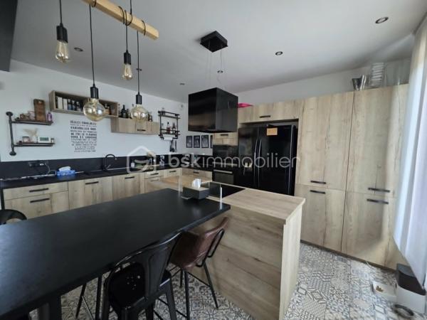 Située dans un quartier recherché, à proximité des écoles, des commerces et des bords de Marne, cette belle maison familiale INDIVIDUELLE de 133,40 m² habitables saura vous séduire par sa luminosité, ses volumes généreux et la qualité de ses prestations.

Édifiée sur un sous-sol total semi-enterré, elle offre un grand garage, une buanderie, un bureau, une salle d'eau ainsi qu'un WC.

Au rez-de-chaussée surélevé, vous découvrirez une superbe pièce de vie traversante et baignée de lumière de 41 m², ouverte sur une cuisine aménagée et équipée SoCoo'c de plus de 15 m². Une agréable suite parentale avec dressing, salle d'eau et WC complète ce niveau.

À l'étage, un vaste palier en mezzanine de 10,50 m² offre un espace idéal pour un bureau ou un coin détente. Vous y trouverez également 3 belles chambres, une salle de bains avec douche et baignoire ainsi qu'un WC indépendant.

À l'extérieur, le charme opère immédiatement avec ses deux terrasses aménagées, ses espaces de détente, son jardin verdoyant et parfaitement entretenu, offrant un cadre idéal pour profiter pleinement des beaux jours en famille ou entre amis.

Les atouts de cette maison :

Cuisine SoCoo'c (2019)
Chaudière à condensation (2019)
Fenêtres et portes remplacées en 2019
Portail et portillon motorisés
Volets roulants électriques
Électricité, plomberie et isolation refaites
Véranda et poêle à bois installés en 2019
Adoucisseur d'eau (2022)
Ravalement et climatisation réversible récents 3 ans et demi

Excellent classement énergétique : DPE C.

Une maison clé en main, parfaitement entretenue, où vous n'aurez plus qu'à poser vos valises.