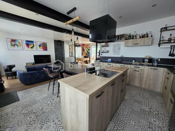 Située dans un quartier recherché, à proximité des écoles, des commerces et des bords de Marne, cette belle maison familiale INDIVIDUELLE de 133,40 m² habitables saura vous séduire par sa luminosité, ses volumes généreux et la qualité de ses prestations.

Édifiée sur un sous-sol total semi-enterré, elle offre un grand garage, une buanderie, un bureau, une salle d'eau ainsi qu'un WC.

Au rez-de-chaussée surélevé, vous découvrirez une superbe pièce de vie traversante et baignée de lumière de 41 m², ouverte sur une cuisine aménagée et équipée SoCoo'c de plus de 15 m². Une agréable suite parentale avec dressing, salle d'eau et WC complète ce niveau.

À l'étage, un vaste palier en mezzanine de 10,50 m² offre un espace idéal pour un bureau ou un coin détente. Vous y trouverez également 3 belles chambres, une salle de bains avec douche et baignoire ainsi qu'un WC indépendant.

À l'extérieur, le charme opère immédiatement avec ses deux terrasses aménagées, ses espaces de détente, son jardin verdoyant et parfaitement entretenu, offrant un cadre idéal pour profiter pleinement des beaux jours en famille ou entre amis.

Les atouts de cette maison :

Cuisine SoCoo'c (2019)
Chaudière à condensation (2019)
Fenêtres et portes remplacées en 2019
Portail et portillon motorisés
Volets roulants électriques
Électricité, plomberie et isolation refaites
Véranda et poêle à bois installés en 2019
Adoucisseur d'eau (2022)
Ravalement et climatisation réversible récents 3 ans et demi

Excellent classement énergétique : DPE C.

Une maison clé en main, parfaitement entretenue, où vous n'aurez plus qu'à poser vos valises.