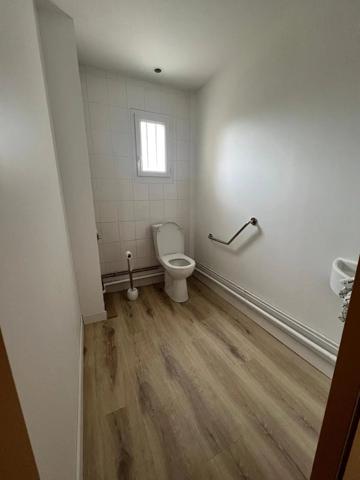 Location                                                      Local commercial
                        
                     1 pièces                      17 m2                     à Bouaye