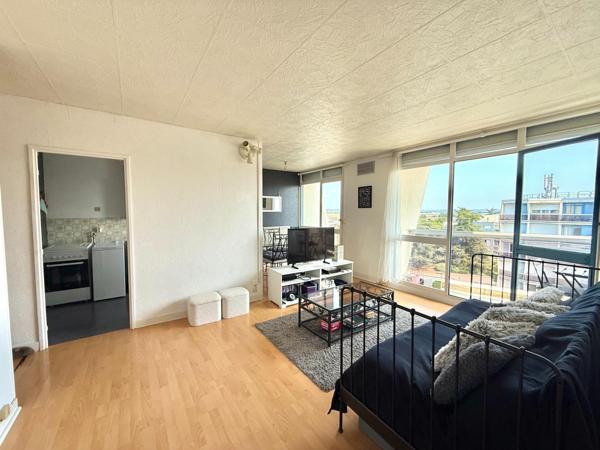 DERNIER ÉTAGE – LUMINEUX – GARE À PIED