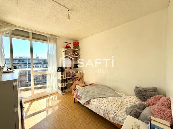 DERNIER ÉTAGE – LUMINEUX – GARE À PIED