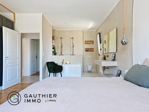 Maison
         5 pièces
        - 160 m² 1 090 000 € *