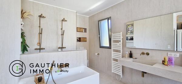 Maison
         5 pièces
        - 160 m² 1 090 000 € *