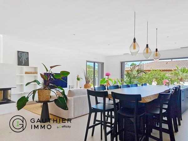 Maison
         5 pièces
        - 160 m² 1 090 000 € *