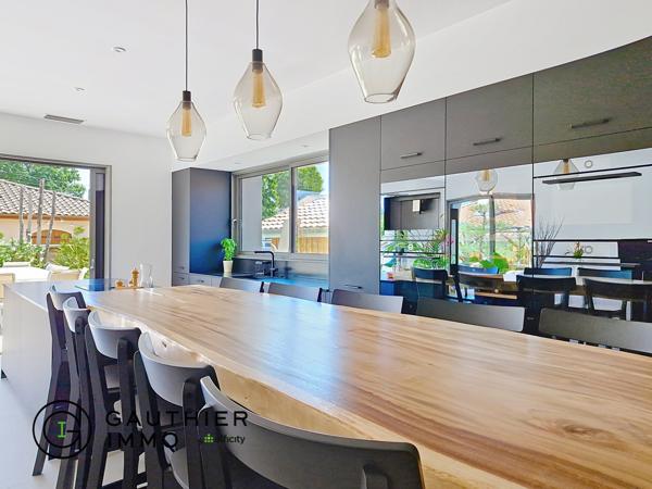 Maison
         5 pièces
        - 160 m² 1 090 000 € *