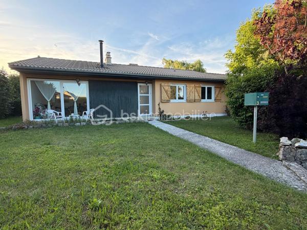 À découvrir sur la commune de Vivaise, dans un environnement calme et privilégié, cette agréable maison de plain-pied de 112 m² habitables implantée sur un magnifique terrain de 1 760 m² composé de deux parcelles, dont une parcelle constructible de 895 m² offrant de nombreuses possibilités d’aménagement ou de projet futur.

La maison se compose d’une belle pièce de vie lumineuse avec cuisine ouverte entièrement aménagée et équipée, donnant sur un salon-séjour chaleureux et convivial. L’espace nuit propose quatre chambres, une salle de bains ainsi qu’un WC indépendant.

Pour un confort optimal au quotidien, vous bénéficierez également d’un cellier et d’une buanderie.

Côté extérieur, une terrasse de 30 m² vous permettra de profiter pleinement des beaux jours. La propriété dispose également d’un bâtiment annexe et d’un garage, idéals pour le rangement, le bricolage ou tout autre projet.

Le chauffage est assuré par des radiateurs électriques complétés par un poêle à bois Rika récent, garantissant confort et économies d’énergie.

Les points forts :

* Maison de plain-pied de 112 m²
* Terrain total de 1 660 m²
* Parcelle constructible de 895 m²
* 4 chambres
* Cuisine aménagée et équipée ouverte sur salon-séjour
* Cellier et buanderie
* Terrasse de 30 m²
* Garage et bâtiment annexe
* Poêle à bois Rika récent
* Secteur calme et recherché

Une belle opportunité pour une famille à la recherche d’espace et de tranquillité, avec un fort potentiel grâce à son terrain constructible.
