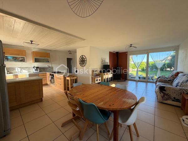 À découvrir sur la commune de Vivaise, dans un environnement calme et privilégié, cette agréable maison de plain-pied de 112 m² habitables implantée sur un magnifique terrain de 1 760 m² composé de deux parcelles, dont une parcelle constructible de 895 m² offrant de nombreuses possibilités d’aménagement ou de projet futur.

La maison se compose d’une belle pièce de vie lumineuse avec cuisine ouverte entièrement aménagée et équipée, donnant sur un salon-séjour chaleureux et convivial. L’espace nuit propose quatre chambres, une salle de bains ainsi qu’un WC indépendant.

Pour un confort optimal au quotidien, vous bénéficierez également d’un cellier et d’une buanderie.

Côté extérieur, une terrasse de 30 m² vous permettra de profiter pleinement des beaux jours. La propriété dispose également d’un bâtiment annexe et d’un garage, idéals pour le rangement, le bricolage ou tout autre projet.

Le chauffage est assuré par des radiateurs électriques complétés par un poêle à bois Rika récent, garantissant confort et économies d’énergie.

Les points forts :

* Maison de plain-pied de 112 m²
* Terrain total de 1 660 m²
* Parcelle constructible de 895 m²
* 4 chambres
* Cuisine aménagée et équipée ouverte sur salon-séjour
* Cellier et buanderie
* Terrasse de 30 m²
* Garage et bâtiment annexe
* Poêle à bois Rika récent
* Secteur calme et recherché

Une belle opportunité pour une famille à la recherche d’espace et de tranquillité, avec un fort potentiel grâce à son terrain constructible.