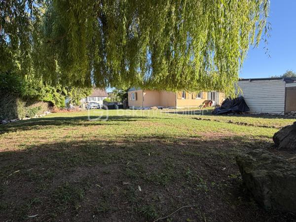 À découvrir sur la commune de Vivaise, dans un environnement calme et privilégié, cette agréable maison de plain-pied de 112 m² habitables implantée sur un magnifique terrain de 1 760 m² composé de deux parcelles, dont une parcelle constructible de 895 m² offrant de nombreuses possibilités d’aménagement ou de projet futur.

La maison se compose d’une belle pièce de vie lumineuse avec cuisine ouverte entièrement aménagée et équipée, donnant sur un salon-séjour chaleureux et convivial. L’espace nuit propose quatre chambres, une salle de bains ainsi qu’un WC indépendant.

Pour un confort optimal au quotidien, vous bénéficierez également d’un cellier et d’une buanderie.

Côté extérieur, une terrasse de 30 m² vous permettra de profiter pleinement des beaux jours. La propriété dispose également d’un bâtiment annexe et d’un garage, idéals pour le rangement, le bricolage ou tout autre projet.

Le chauffage est assuré par des radiateurs électriques complétés par un poêle à bois Rika récent, garantissant confort et économies d’énergie.

Les points forts :

* Maison de plain-pied de 112 m²
* Terrain total de 1 660 m²
* Parcelle constructible de 895 m²
* 4 chambres
* Cuisine aménagée et équipée ouverte sur salon-séjour
* Cellier et buanderie
* Terrasse de 30 m²
* Garage et bâtiment annexe
* Poêle à bois Rika récent
* Secteur calme et recherché

Une belle opportunité pour une famille à la recherche d’espace et de tranquillité, avec un fort potentiel grâce à son terrain constructible.