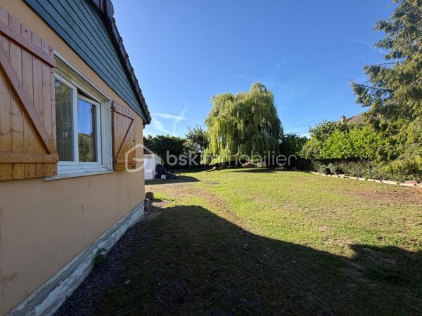 À découvrir sur la commune de Vivaise, dans un environnement calme et privilégié, cette agréable maison de plain-pied de 112 m² habitables implantée sur un magnifique terrain de 1 760 m² composé de deux parcelles, dont une parcelle constructible de 895 m² offrant de nombreuses possibilités d’aménagement ou de projet futur.

La maison se compose d’une belle pièce de vie lumineuse avec cuisine ouverte entièrement aménagée et équipée, donnant sur un salon-séjour chaleureux et convivial. L’espace nuit propose quatre chambres, une salle de bains ainsi qu’un WC indépendant.

Pour un confort optimal au quotidien, vous bénéficierez également d’un cellier et d’une buanderie.

Côté extérieur, une terrasse de 30 m² vous permettra de profiter pleinement des beaux jours. La propriété dispose également d’un bâtiment annexe et d’un garage, idéals pour le rangement, le bricolage ou tout autre projet.

Le chauffage est assuré par des radiateurs électriques complétés par un poêle à bois Rika récent, garantissant confort et économies d’énergie.

Les points forts :

* Maison de plain-pied de 112 m²
* Terrain total de 1 660 m²
* Parcelle constructible de 895 m²
* 4 chambres
* Cuisine aménagée et équipée ouverte sur salon-séjour
* Cellier et buanderie
* Terrasse de 30 m²
* Garage et bâtiment annexe
* Poêle à bois Rika récent
* Secteur calme et recherché

Une belle opportunité pour une famille à la recherche d’espace et de tranquillité, avec un fort potentiel grâce à son terrain constructible.