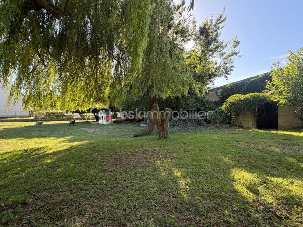 À découvrir sur la commune de Vivaise, dans un environnement calme et privilégié, cette agréable maison de plain-pied de 112 m² habitables implantée sur un magnifique terrain de 1 760 m² composé de deux parcelles, dont une parcelle constructible de 895 m² offrant de nombreuses possibilités d’aménagement ou de projet futur.

La maison se compose d’une belle pièce de vie lumineuse avec cuisine ouverte entièrement aménagée et équipée, donnant sur un salon-séjour chaleureux et convivial. L’espace nuit propose quatre chambres, une salle de bains ainsi qu’un WC indépendant.

Pour un confort optimal au quotidien, vous bénéficierez également d’un cellier et d’une buanderie.

Côté extérieur, une terrasse de 30 m² vous permettra de profiter pleinement des beaux jours. La propriété dispose également d’un bâtiment annexe et d’un garage, idéals pour le rangement, le bricolage ou tout autre projet.

Le chauffage est assuré par des radiateurs électriques complétés par un poêle à bois Rika récent, garantissant confort et économies d’énergie.

Les points forts :

* Maison de plain-pied de 112 m²
* Terrain total de 1 660 m²
* Parcelle constructible de 895 m²
* 4 chambres
* Cuisine aménagée et équipée ouverte sur salon-séjour
* Cellier et buanderie
* Terrasse de 30 m²
* Garage et bâtiment annexe
* Poêle à bois Rika récent
* Secteur calme et recherché

Une belle opportunité pour une famille à la recherche d’espace et de tranquillité, avec un fort potentiel grâce à son terrain constructible.