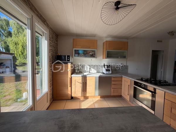À découvrir sur la commune de Vivaise, dans un environnement calme et privilégié, cette agréable maison de plain-pied de 112 m² habitables implantée sur un magnifique terrain de 1 760 m² composé de deux parcelles, dont une parcelle constructible de 895 m² offrant de nombreuses possibilités d’aménagement ou de projet futur.

La maison se compose d’une belle pièce de vie lumineuse avec cuisine ouverte entièrement aménagée et équipée, donnant sur un salon-séjour chaleureux et convivial. L’espace nuit propose quatre chambres, une salle de bains ainsi qu’un WC indépendant.

Pour un confort optimal au quotidien, vous bénéficierez également d’un cellier et d’une buanderie.

Côté extérieur, une terrasse de 30 m² vous permettra de profiter pleinement des beaux jours. La propriété dispose également d’un bâtiment annexe et d’un garage, idéals pour le rangement, le bricolage ou tout autre projet.

Le chauffage est assuré par des radiateurs électriques complétés par un poêle à bois Rika récent, garantissant confort et économies d’énergie.

Les points forts :

* Maison de plain-pied de 112 m²
* Terrain total de 1 660 m²
* Parcelle constructible de 895 m²
* 4 chambres
* Cuisine aménagée et équipée ouverte sur salon-séjour
* Cellier et buanderie
* Terrasse de 30 m²
* Garage et bâtiment annexe
* Poêle à bois Rika récent
* Secteur calme et recherché

Une belle opportunité pour une famille à la recherche d’espace et de tranquillité, avec un fort potentiel grâce à son terrain constructible.