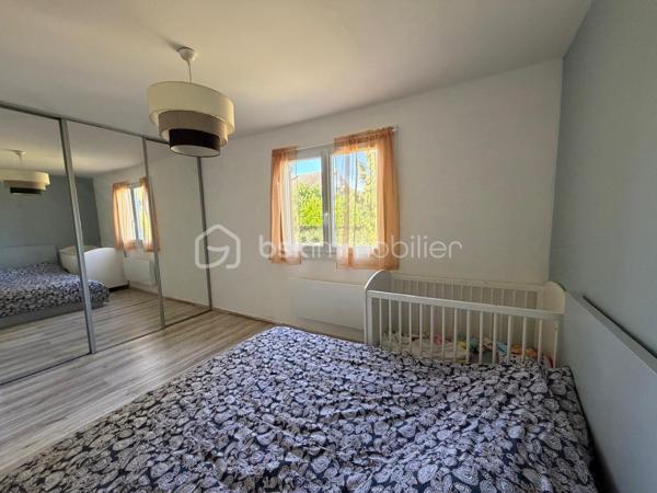 À découvrir sur la commune de Vivaise, dans un environnement calme et privilégié, cette agréable maison de plain-pied de 112 m² habitables implantée sur un magnifique terrain de 1 760 m² composé de deux parcelles, dont une parcelle constructible de 895 m² offrant de nombreuses possibilités d’aménagement ou de projet futur.

La maison se compose d’une belle pièce de vie lumineuse avec cuisine ouverte entièrement aménagée et équipée, donnant sur un salon-séjour chaleureux et convivial. L’espace nuit propose quatre chambres, une salle de bains ainsi qu’un WC indépendant.

Pour un confort optimal au quotidien, vous bénéficierez également d’un cellier et d’une buanderie.

Côté extérieur, une terrasse de 30 m² vous permettra de profiter pleinement des beaux jours. La propriété dispose également d’un bâtiment annexe et d’un garage, idéals pour le rangement, le bricolage ou tout autre projet.

Le chauffage est assuré par des radiateurs électriques complétés par un poêle à bois Rika récent, garantissant confort et économies d’énergie.

Les points forts :

* Maison de plain-pied de 112 m²
* Terrain total de 1 660 m²
* Parcelle constructible de 895 m²
* 4 chambres
* Cuisine aménagée et équipée ouverte sur salon-séjour
* Cellier et buanderie
* Terrasse de 30 m²
* Garage et bâtiment annexe
* Poêle à bois Rika récent
* Secteur calme et recherché

Une belle opportunité pour une famille à la recherche d’espace et de tranquillité, avec un fort potentiel grâce à son terrain constructible.