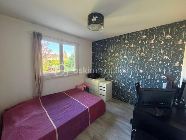 À découvrir sur la commune de Vivaise, dans un environnement calme et privilégié, cette agréable maison de plain-pied de 112 m² habitables implantée sur un magnifique terrain de 1 760 m² composé de deux parcelles, dont une parcelle constructible de 895 m² offrant de nombreuses possibilités d’aménagement ou de projet futur.

La maison se compose d’une belle pièce de vie lumineuse avec cuisine ouverte entièrement aménagée et équipée, donnant sur un salon-séjour chaleureux et convivial. L’espace nuit propose quatre chambres, une salle de bains ainsi qu’un WC indépendant.

Pour un confort optimal au quotidien, vous bénéficierez également d’un cellier et d’une buanderie.

Côté extérieur, une terrasse de 30 m² vous permettra de profiter pleinement des beaux jours. La propriété dispose également d’un bâtiment annexe et d’un garage, idéals pour le rangement, le bricolage ou tout autre projet.

Le chauffage est assuré par des radiateurs électriques complétés par un poêle à bois Rika récent, garantissant confort et économies d’énergie.

Les points forts :

* Maison de plain-pied de 112 m²
* Terrain total de 1 660 m²
* Parcelle constructible de 895 m²
* 4 chambres
* Cuisine aménagée et équipée ouverte sur salon-séjour
* Cellier et buanderie
* Terrasse de 30 m²
* Garage et bâtiment annexe
* Poêle à bois Rika récent
* Secteur calme et recherché

Une belle opportunité pour une famille à la recherche d’espace et de tranquillité, avec un fort potentiel grâce à son terrain constructible.