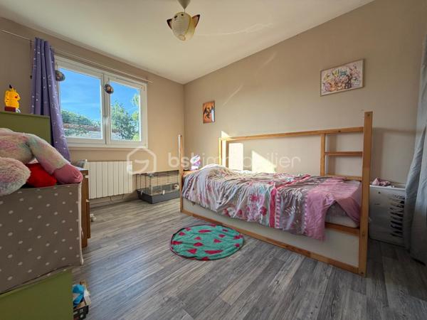 À découvrir sur la commune de Vivaise, dans un environnement calme et privilégié, cette agréable maison de plain-pied de 112 m² habitables implantée sur un magnifique terrain de 1 760 m² composé de deux parcelles, dont une parcelle constructible de 895 m² offrant de nombreuses possibilités d’aménagement ou de projet futur.

La maison se compose d’une belle pièce de vie lumineuse avec cuisine ouverte entièrement aménagée et équipée, donnant sur un salon-séjour chaleureux et convivial. L’espace nuit propose quatre chambres, une salle de bains ainsi qu’un WC indépendant.

Pour un confort optimal au quotidien, vous bénéficierez également d’un cellier et d’une buanderie.

Côté extérieur, une terrasse de 30 m² vous permettra de profiter pleinement des beaux jours. La propriété dispose également d’un bâtiment annexe et d’un garage, idéals pour le rangement, le bricolage ou tout autre projet.

Le chauffage est assuré par des radiateurs électriques complétés par un poêle à bois Rika récent, garantissant confort et économies d’énergie.

Les points forts :

* Maison de plain-pied de 112 m²
* Terrain total de 1 660 m²
* Parcelle constructible de 895 m²
* 4 chambres
* Cuisine aménagée et équipée ouverte sur salon-séjour
* Cellier et buanderie
* Terrasse de 30 m²
* Garage et bâtiment annexe
* Poêle à bois Rika récent
* Secteur calme et recherché

Une belle opportunité pour une famille à la recherche d’espace et de tranquillité, avec un fort potentiel grâce à son terrain constructible.