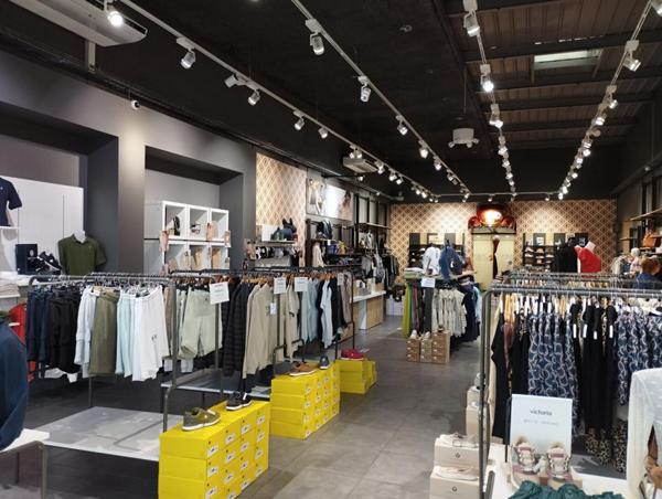 OBJAT- Fonds de commerce d'habillement en magasin spécialisé