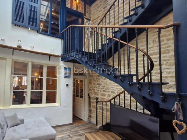 🏡 À VENDRE – Maison de ville rénovée avec de beaux volumes – Saint-Jean-de-Losne

Vous recherchez une maison de ville alliant le charme de l'ancien et le confort d'une rénovation récente ? Cette belle maison de 168 m² habitables, saura vous séduire par ses volumes et sa fonctionnalité.

Au rez-de-chaussée, vous découvrirez une spacieuse pièce de vie composée d'une cuisine ouverte, aménagée et équipée, donnant sur le séjour. Un salon indépendant offre un espace de détente supplémentaire. Une buanderie et un cellier complètent ce niveau.

Au premier étage, un palier dessert une salle de bains équipée d'une baignoire, d'une double vasque et d'un sèche-serviettes, un WC suspendu indépendant, un bureau, un dressing ainsi qu'une grande chambre avec placard et un second WC.

Le deuxième étage accueille deux chambres lumineuses ainsi qu'une salle d'eau avec douche et WC.

Entièrement rénovée en 2020, cette maison bénéficie de belles prestations : fenêtres en PVC double vitrage, isolation phonique à l'étage, quatre vélux motorisés avec commande digitale et volets roulants électriques dans le salon, volets bois et chauffage au gaz par chaudière.

Les + de cette maison :

Maison de ville rénovée en 2020
168 m² habitables 
Belle pièce de vie avec cuisine ouverte
Salon indépendant
3 chambres, bureau et dressing
2 salles d'eau/bains et 3 WC
Buanderie et cellier
Double vitrage PVC et belles prestations techniques

Une maison idéale pour une famille ou pour toute personne recherchant de beaux volumes dans un environnement agréable.

À visiter sans tarder ! Contactez-moi pour plus d'informations ou pour organiser une visite.