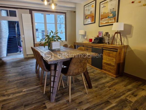 🏡 À VENDRE – Maison de ville rénovée avec de beaux volumes – Saint-Jean-de-Losne

Vous recherchez une maison de ville alliant le charme de l'ancien et le confort d'une rénovation récente ? Cette belle maison de 168 m² habitables, saura vous séduire par ses volumes et sa fonctionnalité.

Au rez-de-chaussée, vous découvrirez une spacieuse pièce de vie composée d'une cuisine ouverte, aménagée et équipée, donnant sur le séjour. Un salon indépendant offre un espace de détente supplémentaire. Une buanderie et un cellier complètent ce niveau.

Au premier étage, un palier dessert une salle de bains équipée d'une baignoire, d'une double vasque et d'un sèche-serviettes, un WC suspendu indépendant, un bureau, un dressing ainsi qu'une grande chambre avec placard et un second WC.

Le deuxième étage accueille deux chambres lumineuses ainsi qu'une salle d'eau avec douche et WC.

Entièrement rénovée en 2020, cette maison bénéficie de belles prestations : fenêtres en PVC double vitrage, isolation phonique à l'étage, quatre vélux motorisés avec commande digitale et volets roulants électriques dans le salon, volets bois et chauffage au gaz par chaudière.

Les + de cette maison :

Maison de ville rénovée en 2020
168 m² habitables 
Belle pièce de vie avec cuisine ouverte
Salon indépendant
3 chambres, bureau et dressing
2 salles d'eau/bains et 3 WC
Buanderie et cellier
Double vitrage PVC et belles prestations techniques

Une maison idéale pour une famille ou pour toute personne recherchant de beaux volumes dans un environnement agréable.

À visiter sans tarder ! Contactez-moi pour plus d'informations ou pour organiser une visite.
