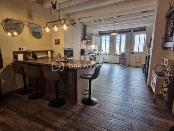 🏡 À VENDRE – Maison de ville rénovée avec de beaux volumes – Saint-Jean-de-Losne

Vous recherchez une maison de ville alliant le charme de l'ancien et le confort d'une rénovation récente ? Cette belle maison de 168 m² habitables, saura vous séduire par ses volumes et sa fonctionnalité.

Au rez-de-chaussée, vous découvrirez une spacieuse pièce de vie composée d'une cuisine ouverte, aménagée et équipée, donnant sur le séjour. Un salon indépendant offre un espace de détente supplémentaire. Une buanderie et un cellier complètent ce niveau.

Au premier étage, un palier dessert une salle de bains équipée d'une baignoire, d'une double vasque et d'un sèche-serviettes, un WC suspendu indépendant, un bureau, un dressing ainsi qu'une grande chambre avec placard et un second WC.

Le deuxième étage accueille deux chambres lumineuses ainsi qu'une salle d'eau avec douche et WC.

Entièrement rénovée en 2020, cette maison bénéficie de belles prestations : fenêtres en PVC double vitrage, isolation phonique à l'étage, quatre vélux motorisés avec commande digitale et volets roulants électriques dans le salon, volets bois et chauffage au gaz par chaudière.

Les + de cette maison :

Maison de ville rénovée en 2020
168 m² habitables 
Belle pièce de vie avec cuisine ouverte
Salon indépendant
3 chambres, bureau et dressing
2 salles d'eau/bains et 3 WC
Buanderie et cellier
Double vitrage PVC et belles prestations techniques

Une maison idéale pour une famille ou pour toute personne recherchant de beaux volumes dans un environnement agréable.

À visiter sans tarder ! Contactez-moi pour plus d'informations ou pour organiser une visite.