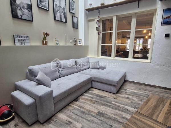 🏡 À VENDRE – Maison de ville rénovée avec de beaux volumes – Saint-Jean-de-Losne

Vous recherchez une maison de ville alliant le charme de l'ancien et le confort d'une rénovation récente ? Cette belle maison de 168 m² habitables, saura vous séduire par ses volumes et sa fonctionnalité.

Au rez-de-chaussée, vous découvrirez une spacieuse pièce de vie composée d'une cuisine ouverte, aménagée et équipée, donnant sur le séjour. Un salon indépendant offre un espace de détente supplémentaire. Une buanderie et un cellier complètent ce niveau.

Au premier étage, un palier dessert une salle de bains équipée d'une baignoire, d'une double vasque et d'un sèche-serviettes, un WC suspendu indépendant, un bureau, un dressing ainsi qu'une grande chambre avec placard et un second WC.

Le deuxième étage accueille deux chambres lumineuses ainsi qu'une salle d'eau avec douche et WC.

Entièrement rénovée en 2020, cette maison bénéficie de belles prestations : fenêtres en PVC double vitrage, isolation phonique à l'étage, quatre vélux motorisés avec commande digitale et volets roulants électriques dans le salon, volets bois et chauffage au gaz par chaudière.

Les + de cette maison :

Maison de ville rénovée en 2020
168 m² habitables 
Belle pièce de vie avec cuisine ouverte
Salon indépendant
3 chambres, bureau et dressing
2 salles d'eau/bains et 3 WC
Buanderie et cellier
Double vitrage PVC et belles prestations techniques

Une maison idéale pour une famille ou pour toute personne recherchant de beaux volumes dans un environnement agréable.

À visiter sans tarder ! Contactez-moi pour plus d'informations ou pour organiser une visite.