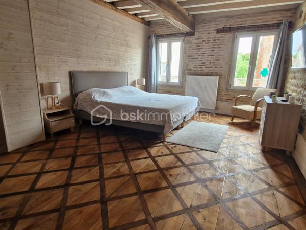 🏡 À VENDRE – Maison de ville rénovée avec de beaux volumes – Saint-Jean-de-Losne

Vous recherchez une maison de ville alliant le charme de l'ancien et le confort d'une rénovation récente ? Cette belle maison de 168 m² habitables, saura vous séduire par ses volumes et sa fonctionnalité.

Au rez-de-chaussée, vous découvrirez une spacieuse pièce de vie composée d'une cuisine ouverte, aménagée et équipée, donnant sur le séjour. Un salon indépendant offre un espace de détente supplémentaire. Une buanderie et un cellier complètent ce niveau.

Au premier étage, un palier dessert une salle de bains équipée d'une baignoire, d'une double vasque et d'un sèche-serviettes, un WC suspendu indépendant, un bureau, un dressing ainsi qu'une grande chambre avec placard et un second WC.

Le deuxième étage accueille deux chambres lumineuses ainsi qu'une salle d'eau avec douche et WC.

Entièrement rénovée en 2020, cette maison bénéficie de belles prestations : fenêtres en PVC double vitrage, isolation phonique à l'étage, quatre vélux motorisés avec commande digitale et volets roulants électriques dans le salon, volets bois et chauffage au gaz par chaudière.

Les + de cette maison :

Maison de ville rénovée en 2020
168 m² habitables 
Belle pièce de vie avec cuisine ouverte
Salon indépendant
3 chambres, bureau et dressing
2 salles d'eau/bains et 3 WC
Buanderie et cellier
Double vitrage PVC et belles prestations techniques

Une maison idéale pour une famille ou pour toute personne recherchant de beaux volumes dans un environnement agréable.

À visiter sans tarder ! Contactez-moi pour plus d'informations ou pour organiser une visite.