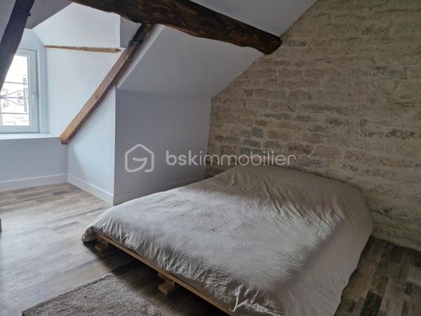 🏡 À VENDRE – Maison de ville rénovée avec de beaux volumes – Saint-Jean-de-Losne

Vous recherchez une maison de ville alliant le charme de l'ancien et le confort d'une rénovation récente ? Cette belle maison de 168 m² habitables, saura vous séduire par ses volumes et sa fonctionnalité.

Au rez-de-chaussée, vous découvrirez une spacieuse pièce de vie composée d'une cuisine ouverte, aménagée et équipée, donnant sur le séjour. Un salon indépendant offre un espace de détente supplémentaire. Une buanderie et un cellier complètent ce niveau.

Au premier étage, un palier dessert une salle de bains équipée d'une baignoire, d'une double vasque et d'un sèche-serviettes, un WC suspendu indépendant, un bureau, un dressing ainsi qu'une grande chambre avec placard et un second WC.

Le deuxième étage accueille deux chambres lumineuses ainsi qu'une salle d'eau avec douche et WC.

Entièrement rénovée en 2020, cette maison bénéficie de belles prestations : fenêtres en PVC double vitrage, isolation phonique à l'étage, quatre vélux motorisés avec commande digitale et volets roulants électriques dans le salon, volets bois et chauffage au gaz par chaudière.

Les + de cette maison :

Maison de ville rénovée en 2020
168 m² habitables 
Belle pièce de vie avec cuisine ouverte
Salon indépendant
3 chambres, bureau et dressing
2 salles d'eau/bains et 3 WC
Buanderie et cellier
Double vitrage PVC et belles prestations techniques

Une maison idéale pour une famille ou pour toute personne recherchant de beaux volumes dans un environnement agréable.

À visiter sans tarder ! Contactez-moi pour plus d'informations ou pour organiser une visite.