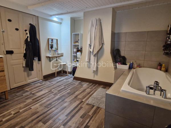 🏡 À VENDRE – Maison de ville rénovée avec de beaux volumes – Saint-Jean-de-Losne

Vous recherchez une maison de ville alliant le charme de l'ancien et le confort d'une rénovation récente ? Cette belle maison de 168 m² habitables, saura vous séduire par ses volumes et sa fonctionnalité.

Au rez-de-chaussée, vous découvrirez une spacieuse pièce de vie composée d'une cuisine ouverte, aménagée et équipée, donnant sur le séjour. Un salon indépendant offre un espace de détente supplémentaire. Une buanderie et un cellier complètent ce niveau.

Au premier étage, un palier dessert une salle de bains équipée d'une baignoire, d'une double vasque et d'un sèche-serviettes, un WC suspendu indépendant, un bureau, un dressing ainsi qu'une grande chambre avec placard et un second WC.

Le deuxième étage accueille deux chambres lumineuses ainsi qu'une salle d'eau avec douche et WC.

Entièrement rénovée en 2020, cette maison bénéficie de belles prestations : fenêtres en PVC double vitrage, isolation phonique à l'étage, quatre vélux motorisés avec commande digitale et volets roulants électriques dans le salon, volets bois et chauffage au gaz par chaudière.

Les + de cette maison :

Maison de ville rénovée en 2020
168 m² habitables 
Belle pièce de vie avec cuisine ouverte
Salon indépendant
3 chambres, bureau et dressing
2 salles d'eau/bains et 3 WC
Buanderie et cellier
Double vitrage PVC et belles prestations techniques

Une maison idéale pour une famille ou pour toute personne recherchant de beaux volumes dans un environnement agréable.

À visiter sans tarder ! Contactez-moi pour plus d'informations ou pour organiser une visite.