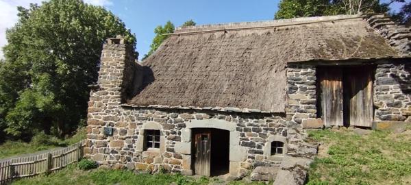 Rare, 2 chaumières dans hameau touristique de Haute Loire