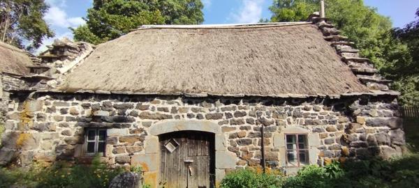 Rare, 2 chaumières dans hameau touristique de Haute Loire