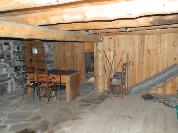 Rare, 2 chaumières dans hameau touristique de Haute Loire