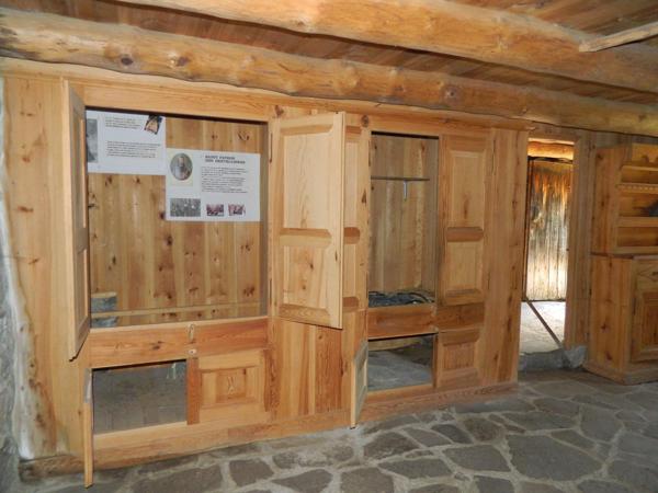 Rare, 2 chaumières dans hameau touristique de Haute Loire