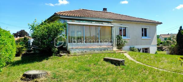 Située sur la commune de Magné, dans un environnement calme et à seulement 3 minutes des commerces et commodités (Super U, services, écoles…), cette maison individuelle sur sous-sol présente un beau potentiel après travaux de rafraîchissement.

Édifiée sur une parcelle de 730 m², elle développe une distribution fonctionnelle et agréable. L’espace de vie se compose d’un séjour lumineux d’environ 30 m² avec cuisine ouverte, bénéficiant d’un accès direct à un balcon exposé Nord-Ouest. La partie nuit dessert trois chambres comprises entre 9 et 11 m², une salle de bain ainsi qu’un WC indépendant.

La partie habitable dispose de menuiseries PVC double vitrage équipées de volets roulants électriques avec télécommandes, à l’exception de la porte d’entrée ainsi que de la porte-fenêtre donnant accès à la véranda.

Le sous-sol complet offre de nombreux espaces annexes particulièrement appréciables : garage de 24 m², local technique avec chaudière gaz, pièce de stockage, cave d’environ 9 m² et cuisine d’été.

La maison est déjà raccordée à la fibre optique, un véritable atout pour le télétravail et les usages numériques du quotidien.

Ce bien séduira les acquéreurs à la recherche d’une maison à personnaliser, bénéficiant d’un emplacement pratique et d’un fort potentiel d’aménagement.

Pour tout renseignement complémentaire ou pour organiser une visite, n’hésitez pas à me contacter.