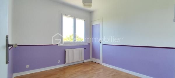 Située sur la commune de Magné, dans un environnement calme et à seulement 3 minutes des commerces et commodités (Super U, services, écoles…), cette maison individuelle sur sous-sol présente un beau potentiel après travaux de rafraîchissement.

Édifiée sur une parcelle de 730 m², elle développe une distribution fonctionnelle et agréable. L’espace de vie se compose d’un séjour lumineux d’environ 30 m² avec cuisine ouverte, bénéficiant d’un accès direct à un balcon exposé Nord-Ouest. La partie nuit dessert trois chambres comprises entre 9 et 11 m², une salle de bain ainsi qu’un WC indépendant.

La partie habitable dispose de menuiseries PVC double vitrage équipées de volets roulants électriques avec télécommandes, à l’exception de la porte d’entrée ainsi que de la porte-fenêtre donnant accès à la véranda.

Le sous-sol complet offre de nombreux espaces annexes particulièrement appréciables : garage de 24 m², local technique avec chaudière gaz, pièce de stockage, cave d’environ 9 m² et cuisine d’été.

La maison est déjà raccordée à la fibre optique, un véritable atout pour le télétravail et les usages numériques du quotidien.

Ce bien séduira les acquéreurs à la recherche d’une maison à personnaliser, bénéficiant d’un emplacement pratique et d’un fort potentiel d’aménagement.

Pour tout renseignement complémentaire ou pour organiser une visite, n’hésitez pas à me contacter.