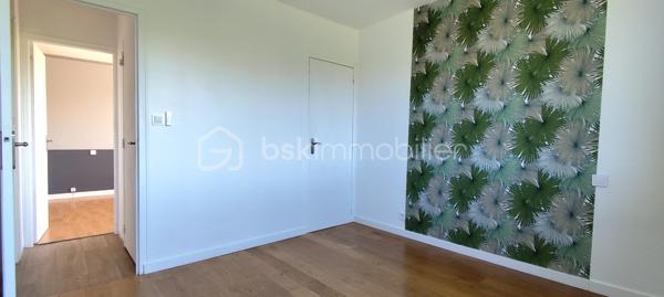 Située sur la commune de Magné, dans un environnement calme et à seulement 3 minutes des commerces et commodités (Super U, services, écoles…), cette maison individuelle sur sous-sol présente un beau potentiel après travaux de rafraîchissement.

Édifiée sur une parcelle de 730 m², elle développe une distribution fonctionnelle et agréable. L’espace de vie se compose d’un séjour lumineux d’environ 30 m² avec cuisine ouverte, bénéficiant d’un accès direct à un balcon exposé Nord-Ouest. La partie nuit dessert trois chambres comprises entre 9 et 11 m², une salle de bain ainsi qu’un WC indépendant.

La partie habitable dispose de menuiseries PVC double vitrage équipées de volets roulants électriques avec télécommandes, à l’exception de la porte d’entrée ainsi que de la porte-fenêtre donnant accès à la véranda.

Le sous-sol complet offre de nombreux espaces annexes particulièrement appréciables : garage de 24 m², local technique avec chaudière gaz, pièce de stockage, cave d’environ 9 m² et cuisine d’été.

La maison est déjà raccordée à la fibre optique, un véritable atout pour le télétravail et les usages numériques du quotidien.

Ce bien séduira les acquéreurs à la recherche d’une maison à personnaliser, bénéficiant d’un emplacement pratique et d’un fort potentiel d’aménagement.

Pour tout renseignement complémentaire ou pour organiser une visite, n’hésitez pas à me contacter.