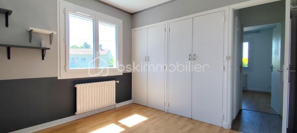 Située sur la commune de Magné, dans un environnement calme et à seulement 3 minutes des commerces et commodités (Super U, services, écoles…), cette maison individuelle sur sous-sol présente un beau potentiel après travaux de rafraîchissement.

Édifiée sur une parcelle de 730 m², elle développe une distribution fonctionnelle et agréable. L’espace de vie se compose d’un séjour lumineux d’environ 30 m² avec cuisine ouverte, bénéficiant d’un accès direct à un balcon exposé Nord-Ouest. La partie nuit dessert trois chambres comprises entre 9 et 11 m², une salle de bain ainsi qu’un WC indépendant.

La partie habitable dispose de menuiseries PVC double vitrage équipées de volets roulants électriques avec télécommandes, à l’exception de la porte d’entrée ainsi que de la porte-fenêtre donnant accès à la véranda.

Le sous-sol complet offre de nombreux espaces annexes particulièrement appréciables : garage de 24 m², local technique avec chaudière gaz, pièce de stockage, cave d’environ 9 m² et cuisine d’été.

La maison est déjà raccordée à la fibre optique, un véritable atout pour le télétravail et les usages numériques du quotidien.

Ce bien séduira les acquéreurs à la recherche d’une maison à personnaliser, bénéficiant d’un emplacement pratique et d’un fort potentiel d’aménagement.

Pour tout renseignement complémentaire ou pour organiser une visite, n’hésitez pas à me contacter.