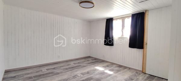 Située sur la commune de Magné, dans un environnement calme et à seulement 3 minutes des commerces et commodités (Super U, services, écoles…), cette maison individuelle sur sous-sol présente un beau potentiel après travaux de rafraîchissement.

Édifiée sur une parcelle de 730 m², elle développe une distribution fonctionnelle et agréable. L’espace de vie se compose d’un séjour lumineux d’environ 30 m² avec cuisine ouverte, bénéficiant d’un accès direct à un balcon exposé Nord-Ouest. La partie nuit dessert trois chambres comprises entre 9 et 11 m², une salle de bain ainsi qu’un WC indépendant.

La partie habitable dispose de menuiseries PVC double vitrage équipées de volets roulants électriques avec télécommandes, à l’exception de la porte d’entrée ainsi que de la porte-fenêtre donnant accès à la véranda.

Le sous-sol complet offre de nombreux espaces annexes particulièrement appréciables : garage de 24 m², local technique avec chaudière gaz, pièce de stockage, cave d’environ 9 m² et cuisine d’été.

La maison est déjà raccordée à la fibre optique, un véritable atout pour le télétravail et les usages numériques du quotidien.

Ce bien séduira les acquéreurs à la recherche d’une maison à personnaliser, bénéficiant d’un emplacement pratique et d’un fort potentiel d’aménagement.

Pour tout renseignement complémentaire ou pour organiser une visite, n’hésitez pas à me contacter.