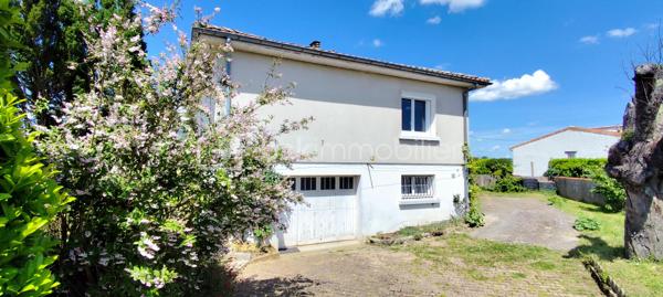 Située sur la commune de Magné, dans un environnement calme et à seulement 3 minutes des commerces et commodités (Super U, services, écoles…), cette maison individuelle sur sous-sol présente un beau potentiel après travaux de rafraîchissement.

Édifiée sur une parcelle de 730 m², elle développe une distribution fonctionnelle et agréable. L’espace de vie se compose d’un séjour lumineux d’environ 30 m² avec cuisine ouverte, bénéficiant d’un accès direct à un balcon exposé Nord-Ouest. La partie nuit dessert trois chambres comprises entre 9 et 11 m², une salle de bain ainsi qu’un WC indépendant.

La partie habitable dispose de menuiseries PVC double vitrage équipées de volets roulants électriques avec télécommandes, à l’exception de la porte d’entrée ainsi que de la porte-fenêtre donnant accès à la véranda.

Le sous-sol complet offre de nombreux espaces annexes particulièrement appréciables : garage de 24 m², local technique avec chaudière gaz, pièce de stockage, cave d’environ 9 m² et cuisine d’été.

La maison est déjà raccordée à la fibre optique, un véritable atout pour le télétravail et les usages numériques du quotidien.

Ce bien séduira les acquéreurs à la recherche d’une maison à personnaliser, bénéficiant d’un emplacement pratique et d’un fort potentiel d’aménagement.

Pour tout renseignement complémentaire ou pour organiser une visite, n’hésitez pas à me contacter.
