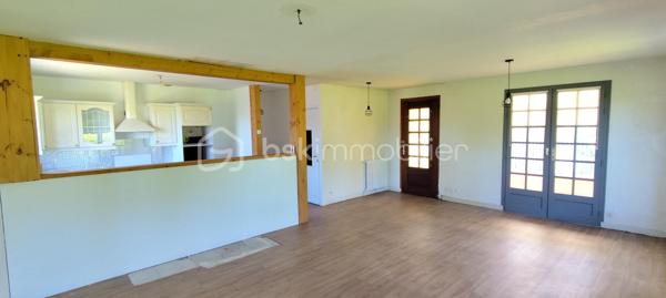 Située sur la commune de Magné, dans un environnement calme et à seulement 3 minutes des commerces et commodités (Super U, services, écoles…), cette maison individuelle sur sous-sol présente un beau potentiel après travaux de rafraîchissement.

Édifiée sur une parcelle de 730 m², elle développe une distribution fonctionnelle et agréable. L’espace de vie se compose d’un séjour lumineux d’environ 30 m² avec cuisine ouverte, bénéficiant d’un accès direct à un balcon exposé Nord-Ouest. La partie nuit dessert trois chambres comprises entre 9 et 11 m², une salle de bain ainsi qu’un WC indépendant.

La partie habitable dispose de menuiseries PVC double vitrage équipées de volets roulants électriques avec télécommandes, à l’exception de la porte d’entrée ainsi que de la porte-fenêtre donnant accès à la véranda.

Le sous-sol complet offre de nombreux espaces annexes particulièrement appréciables : garage de 24 m², local technique avec chaudière gaz, pièce de stockage, cave d’environ 9 m² et cuisine d’été.

La maison est déjà raccordée à la fibre optique, un véritable atout pour le télétravail et les usages numériques du quotidien.

Ce bien séduira les acquéreurs à la recherche d’une maison à personnaliser, bénéficiant d’un emplacement pratique et d’un fort potentiel d’aménagement.

Pour tout renseignement complémentaire ou pour organiser une visite, n’hésitez pas à me contacter.