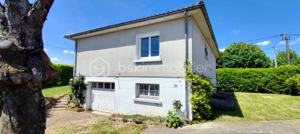 Située sur la commune de Magné, dans un environnement calme et à seulement 3 minutes des commerces et commodités (Super U, services, écoles…), cette maison individuelle sur sous-sol présente un beau potentiel après travaux de rafraîchissement.

Édifiée sur une parcelle de 730 m², elle développe une distribution fonctionnelle et agréable. L’espace de vie se compose d’un séjour lumineux d’environ 30 m² avec cuisine ouverte, bénéficiant d’un accès direct à un balcon exposé Nord-Ouest. La partie nuit dessert trois chambres comprises entre 9 et 11 m², une salle de bain ainsi qu’un WC indépendant.

La partie habitable dispose de menuiseries PVC double vitrage équipées de volets roulants électriques avec télécommandes, à l’exception de la porte d’entrée ainsi que de la porte-fenêtre donnant accès à la véranda.

Le sous-sol complet offre de nombreux espaces annexes particulièrement appréciables : garage de 24 m², local technique avec chaudière gaz, pièce de stockage, cave d’environ 9 m² et cuisine d’été.

La maison est déjà raccordée à la fibre optique, un véritable atout pour le télétravail et les usages numériques du quotidien.

Ce bien séduira les acquéreurs à la recherche d’une maison à personnaliser, bénéficiant d’un emplacement pratique et d’un fort potentiel d’aménagement.

Pour tout renseignement complémentaire ou pour organiser une visite, n’hésitez pas à me contacter.