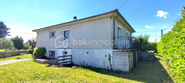 Située sur la commune de Magné, dans un environnement calme et à seulement 3 minutes des commerces et commodités (Super U, services, écoles…), cette maison individuelle sur sous-sol présente un beau potentiel après travaux de rafraîchissement.

Édifiée sur une parcelle de 730 m², elle développe une distribution fonctionnelle et agréable. L’espace de vie se compose d’un séjour lumineux d’environ 30 m² avec cuisine ouverte, bénéficiant d’un accès direct à un balcon exposé Nord-Ouest. La partie nuit dessert trois chambres comprises entre 9 et 11 m², une salle de bain ainsi qu’un WC indépendant.

La partie habitable dispose de menuiseries PVC double vitrage équipées de volets roulants électriques avec télécommandes, à l’exception de la porte d’entrée ainsi que de la porte-fenêtre donnant accès à la véranda.

Le sous-sol complet offre de nombreux espaces annexes particulièrement appréciables : garage de 24 m², local technique avec chaudière gaz, pièce de stockage, cave d’environ 9 m² et cuisine d’été.

La maison est déjà raccordée à la fibre optique, un véritable atout pour le télétravail et les usages numériques du quotidien.

Ce bien séduira les acquéreurs à la recherche d’une maison à personnaliser, bénéficiant d’un emplacement pratique et d’un fort potentiel d’aménagement.

Pour tout renseignement complémentaire ou pour organiser une visite, n’hésitez pas à me contacter.