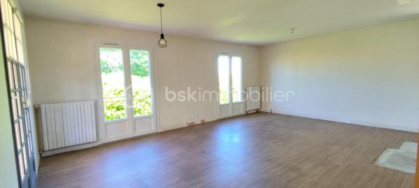 Située sur la commune de Magné, dans un environnement calme et à seulement 3 minutes des commerces et commodités (Super U, services, écoles…), cette maison individuelle sur sous-sol présente un beau potentiel après travaux de rafraîchissement.

Édifiée sur une parcelle de 730 m², elle développe une distribution fonctionnelle et agréable. L’espace de vie se compose d’un séjour lumineux d’environ 30 m² avec cuisine ouverte, bénéficiant d’un accès direct à un balcon exposé Nord-Ouest. La partie nuit dessert trois chambres comprises entre 9 et 11 m², une salle de bain ainsi qu’un WC indépendant.

La partie habitable dispose de menuiseries PVC double vitrage équipées de volets roulants électriques avec télécommandes, à l’exception de la porte d’entrée ainsi que de la porte-fenêtre donnant accès à la véranda.

Le sous-sol complet offre de nombreux espaces annexes particulièrement appréciables : garage de 24 m², local technique avec chaudière gaz, pièce de stockage, cave d’environ 9 m² et cuisine d’été.

La maison est déjà raccordée à la fibre optique, un véritable atout pour le télétravail et les usages numériques du quotidien.

Ce bien séduira les acquéreurs à la recherche d’une maison à personnaliser, bénéficiant d’un emplacement pratique et d’un fort potentiel d’aménagement.

Pour tout renseignement complémentaire ou pour organiser une visite, n’hésitez pas à me contacter.