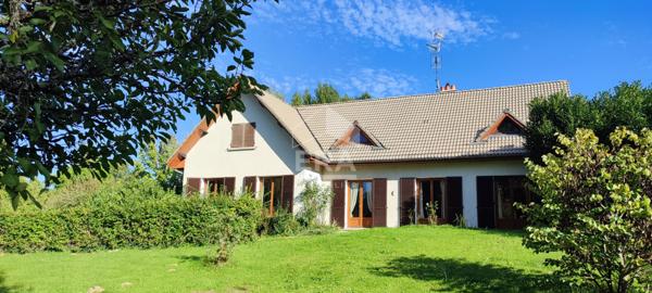 Maison située  à GOUX, 240 m² sur un terrain de plus de 11 000 m² entièrement clos.