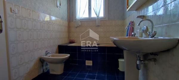 Maison située  à GOUX, 240 m² sur un terrain de plus de 11 000 m² entièrement clos.