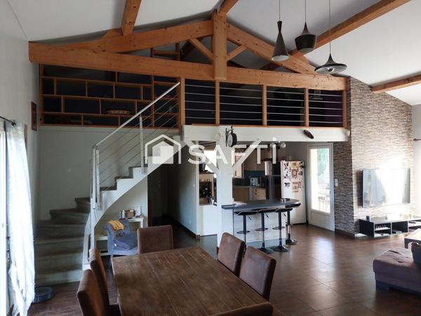 Maison 6 pièces comprenant garage et piscine.